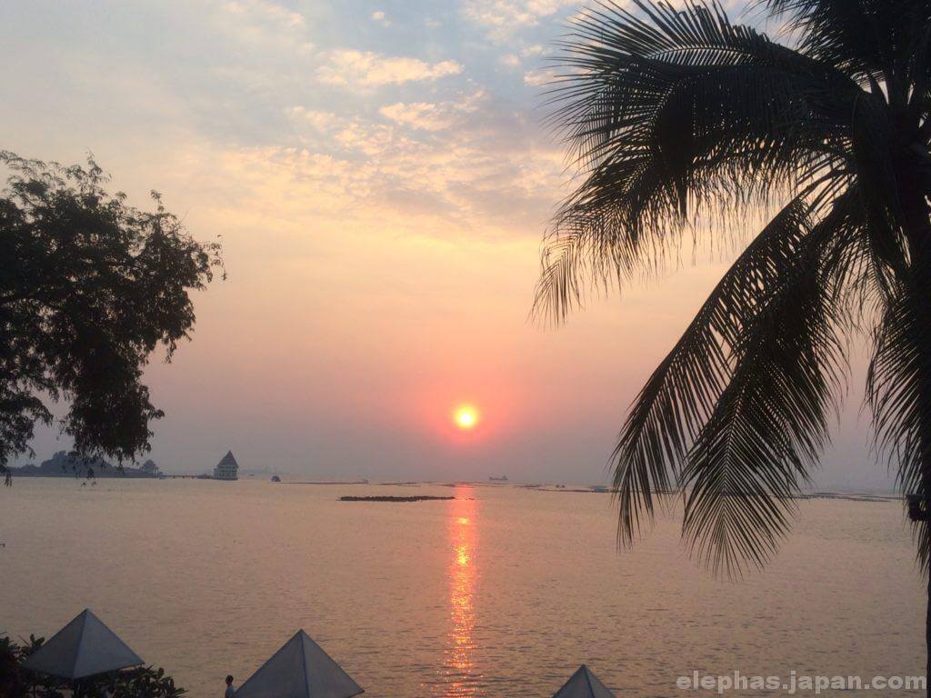 タイのシーフードレストランムンアロイの夕日