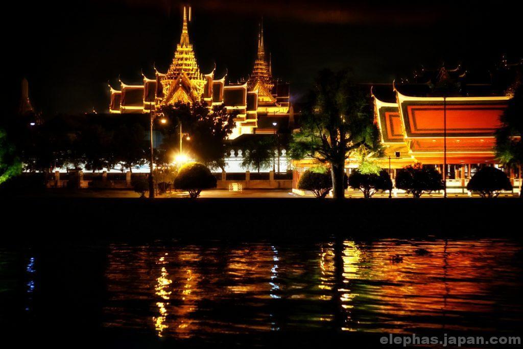 バンコク寺院の夜景